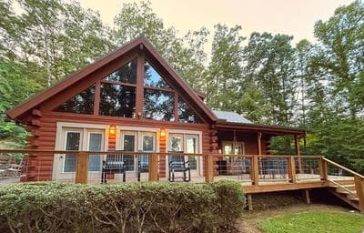 Sophie's Choice Secluded Luxury Log Cabin, Hot Tub, Pool Table, Fire Pit, Close to Town
