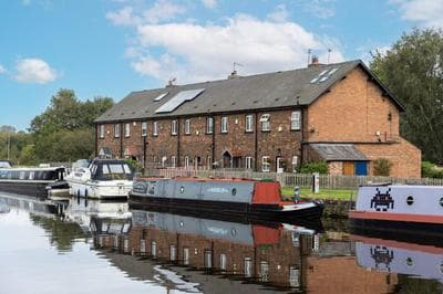 Calder Row by Alt-Stay Contractor Accommodation - 3 Bed Canal Side Contractor Home With Parking, Wi-Fi & Full Kitchen - Ideal For Long stays
