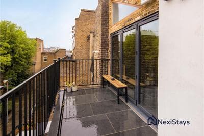 1 Min Walk to Euston Station, Modern Townhouse