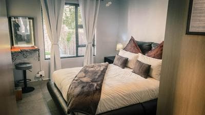 Heated Pool Luxury Retreat - 7 Min from OR Tambo