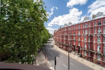 2BR Flat with Parking in London