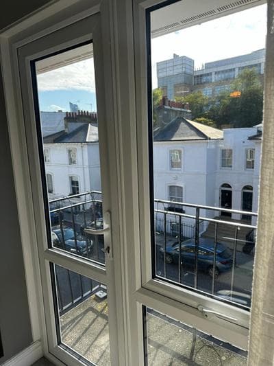 Best Location In London - Kings Road 3-Bed Home with Terrace, AC & Netflix