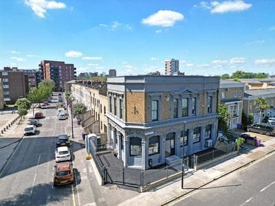 Exquisite 3BR Duplex Period Conversion, Air-con & Amenities