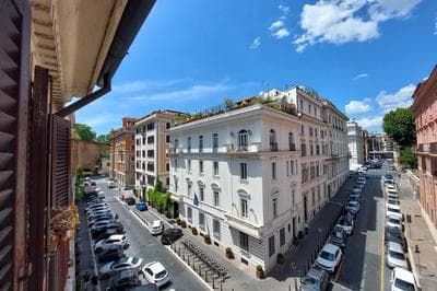 Classic roman home next to Popolo Square