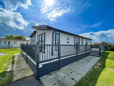 Stunning Lodge With Decking Nearby Hunstanton Beach, Sleeps 6 Ref 23215K