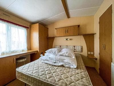 Superb Dog Friendly Caravan With Decking In Hunstanton In Norfolk Ref 13010L