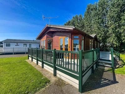 Modern 4 Berth Lodge With Decking At Manor Park In Hunstanton Ref 23024W