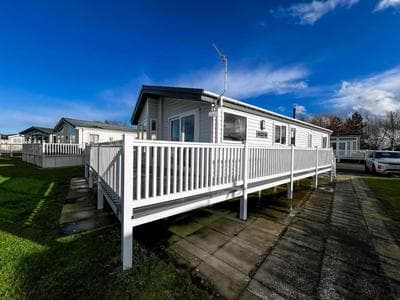 Beautiful Lodge With Decking In Hunstanton At Manor Park Ref 23195K