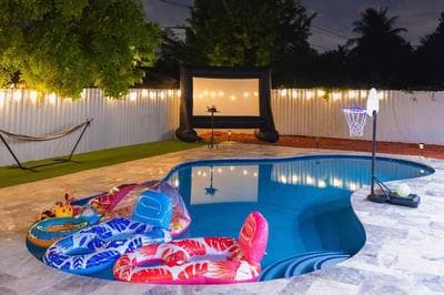 The Cozy Oasis - Pool, Gazebo and Near Everything!