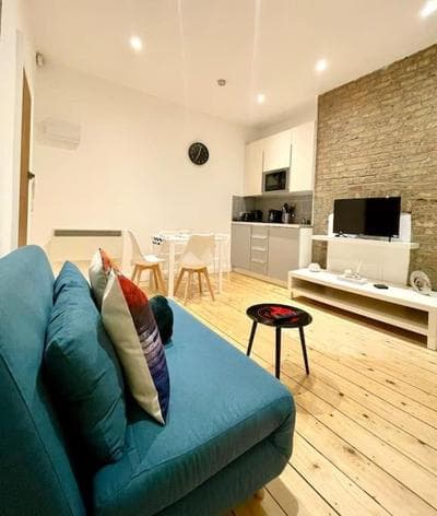 Cozy Balcony Flat With Canal View