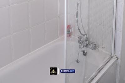 2-Bed Apartment near Metro in Islington by LS2G Stays