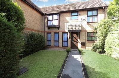Entire 2 Bedroom house in London - only 7 mins walk to New Barnet Station, which takes you 35 mins to central London and metros