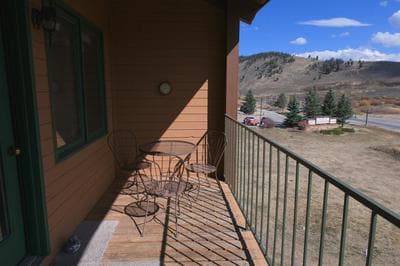 Cozy Rocky Mountain Retreat With View