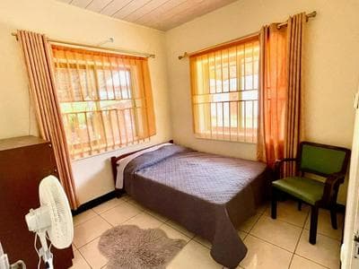 3 Bed House - Sleeps 6 - Garden - Parking - Wifi