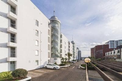 London Gem 2BR with Expansive Terrace and Scenic View