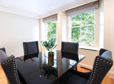 Luxurious 2BR Retreat near Hyde Park