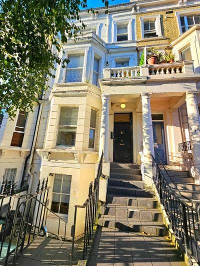 Spacious & Cosy 2 Bedroom Home plus 2 Sofa-beds with Private Entrance and Back Patio, 3 min walk to Earl's Court Station