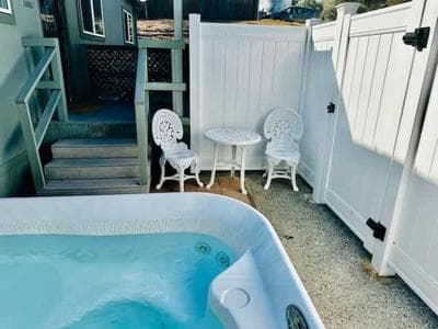 The Dog House Hot Tub Sleeps up to 6