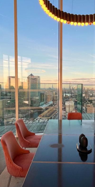 Luxury City Apartment in Canary Wharf City Centre with Gym, Pool, Private Balcony, and 360 Skyline City View