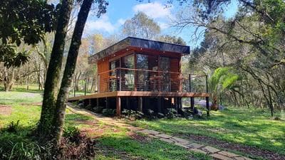 Quiosque de frente para um lago