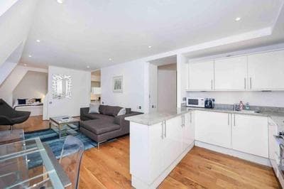 2 Bed 2 Bath Apartment with lift- Oxford Street