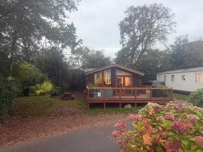 Falcove Lodge - 3 bedroom luxury lodge, 5G WiFi, full Sky TV, free parking & close to beach