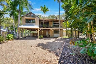 Driftwood Beach House at Rainbow Beach with Pool Aircon Wifi