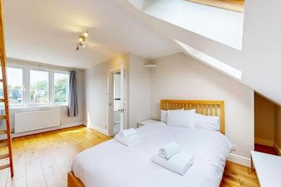 Terraced house with backyard in Shepherds Bush
