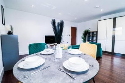 Luxury Central London Flat wRoof Terrace Close to Train Station