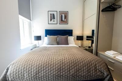 Spacious 4BR Apartment in Hungerford Rd
