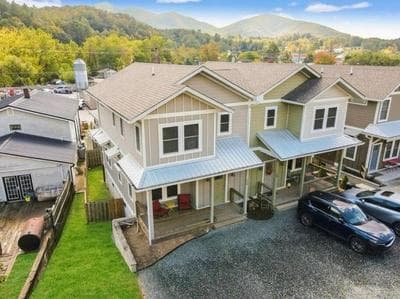Urban Retreat Downtown Gem, Walk Everywhere, Custom Bunk Room, Hot Tub, Train & Mountain View, Near National Park Entrance