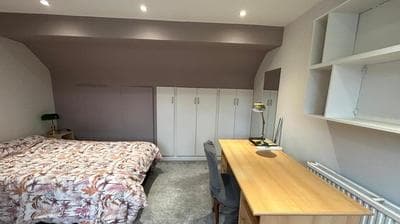En-suite studio in family house with dog-White City, Westfield