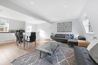 Split Level 3 Bed Apartment- Kings Cross Station