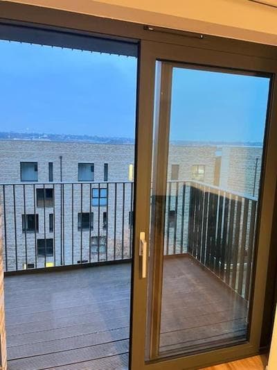 Modern, luxurious 1 Apartment next to station, few stops away from Central London
