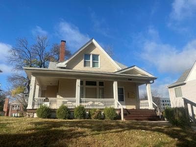 Converted Victorian 3bd with backyard