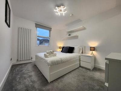 Modern 2BR London Apt Near Tube