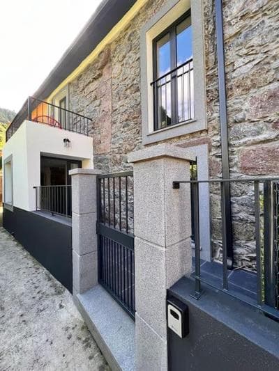 Roots Guesthouse - A