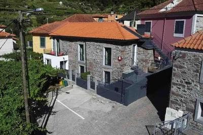 Roots Guesthouse- B