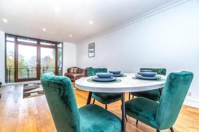 Lovely 2 Bedroom by the Docks