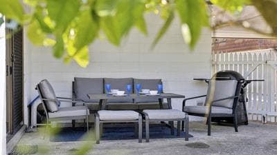 Sunset Palms - Stylish Retreat, BBQ, Walk to Beach