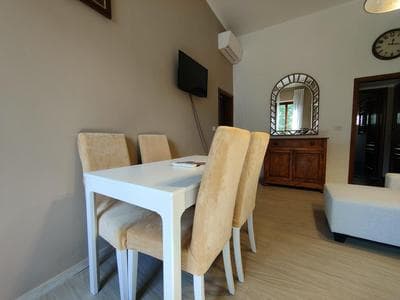 Large Family Flat - Tram to Center
