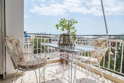 Sunny & Spacious 2BD apt near Acropolis