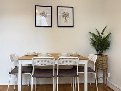 Harper's Place near Kings Cross - 2 Double Beds, 1 Sofa Bed, Great Location, Ideal for Families