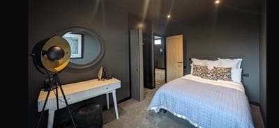 Luxury 5star Hotel suite secure gated parking for vans 20mins winter wonderland