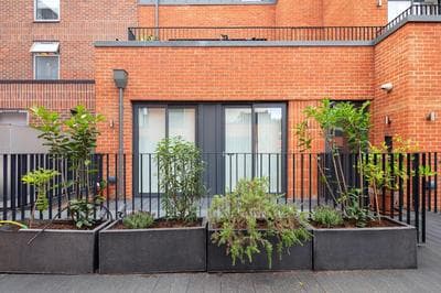 2 Bed Apartment London - 4 local train stations!