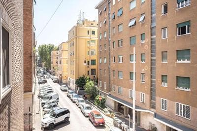 Elegant King Apartment in Testaccio Walk to Colosseum