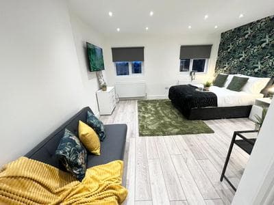 Modern Ealing Broadway Apt - Near Tube & Central London