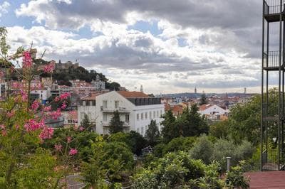 2BDR Charming Apartment in Graça by LovelyStay