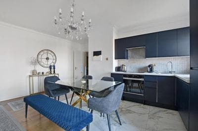Arte Stays - 3-Bed Flat with 3 Bathrooms - Heart of Finchley road - 2 min walk to Underground Station