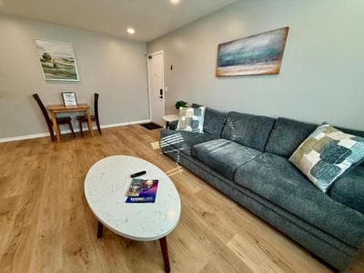 Joslyn 5-One Bdrm walk to UNMC